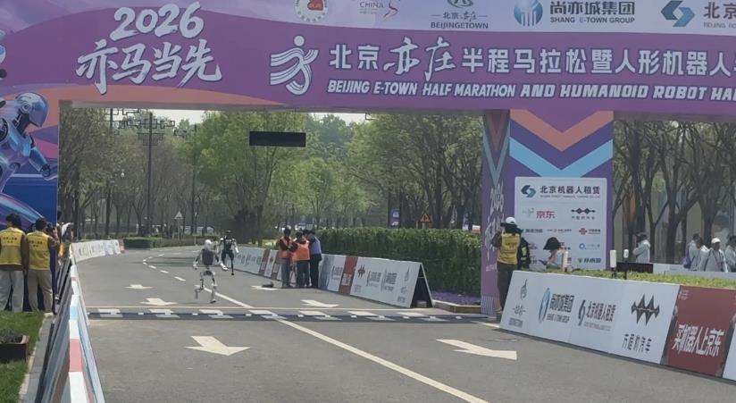 实战成果回顾：连续两届人形机器人马拉松完赛